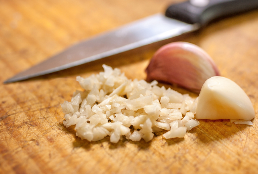 Como descascar alho facilmente: 5 métodos simples que realmente funcionam na cozinha