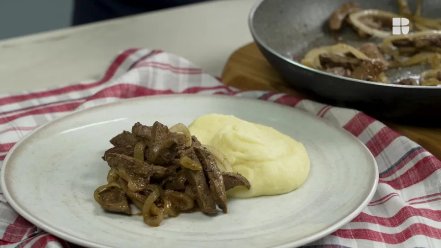 Bife de Fígado Acebolado Bem Macio: Aprenda o truque simples para deixar a carne suculenta e sem amargar