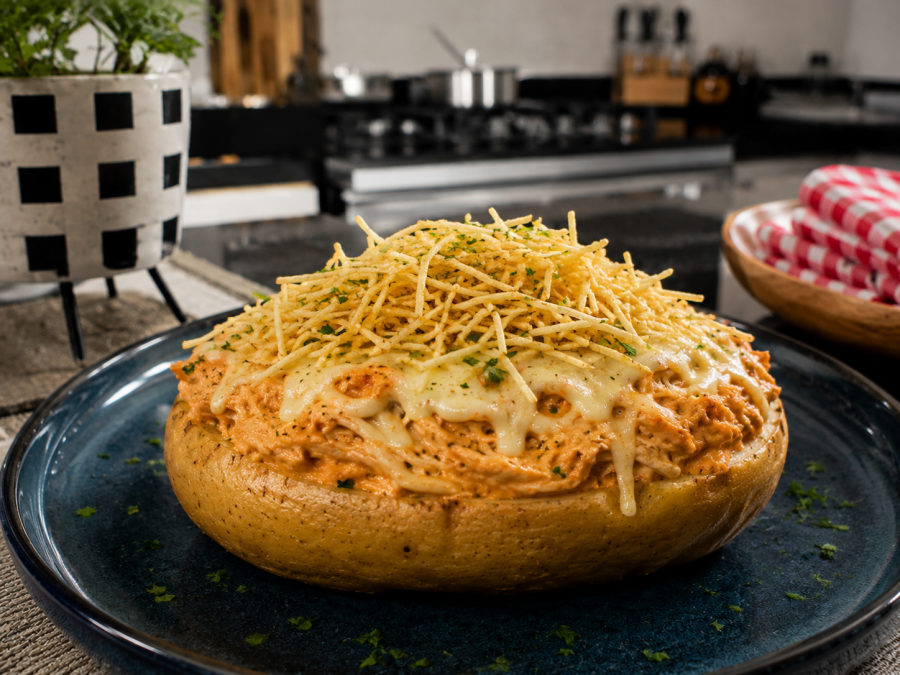 Batata recheada com queijo e estrogonofe: receita completa e cremosa para uma refeição especial