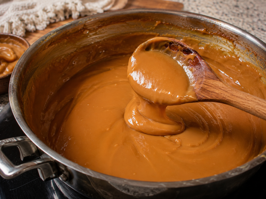 Coloque apenas 2 ingredientes na panela e prepare um doce de leite cremoso que derrete na boca