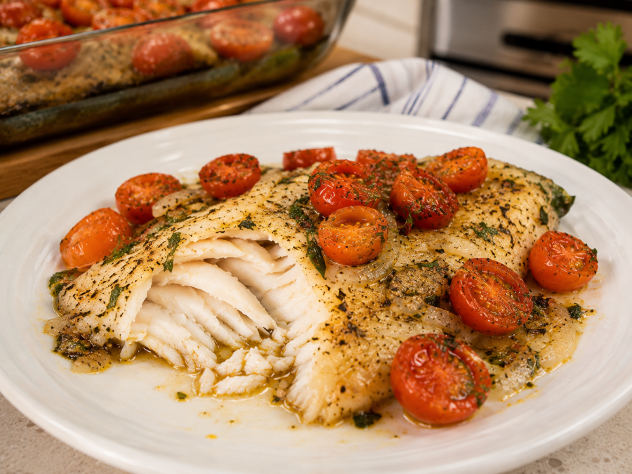 Filé de peixe assado com tomate cereja e ervas que fica leve, suculento e cheio de sabor