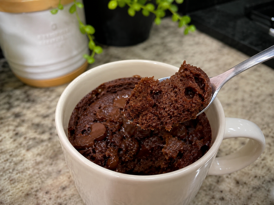 Bolinho fit de chocolate na caneca pronto em 1 minuto e perfeito para matar a vontade de doce