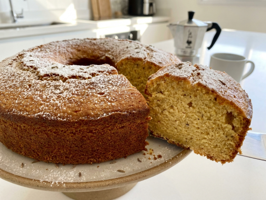 Bolo de fubá com erva-doce da vovó que perfuma a casa e derrete na boca