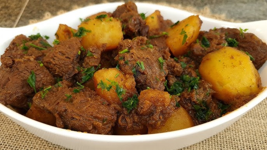 Carne de panela com batatas derrete na boca e traz aquele sabor de comida feita com carinho