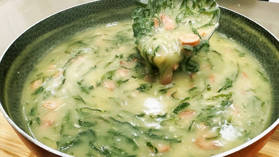 Caldo verde cremoso e saboroso para aquecer os dias mais frios